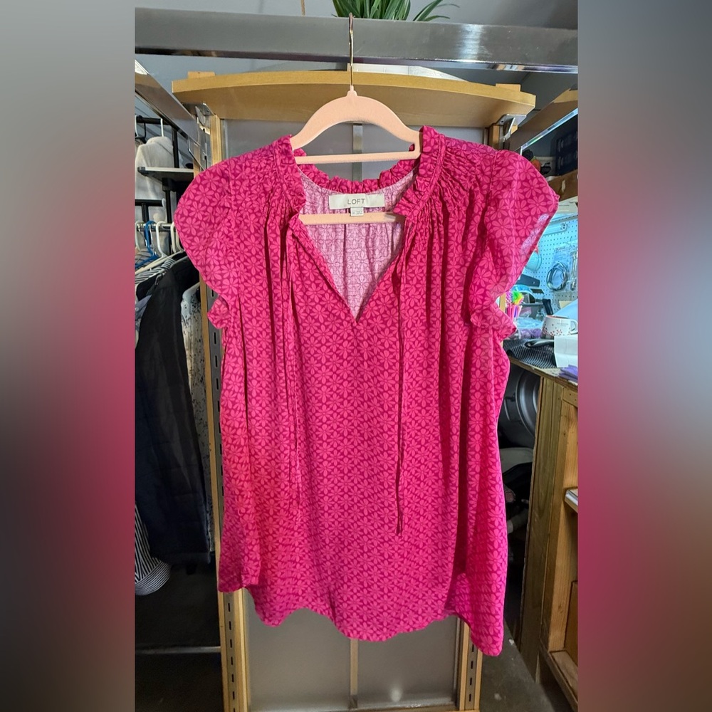 LOFT Pink Floral Blouse 💗🌸 Size M